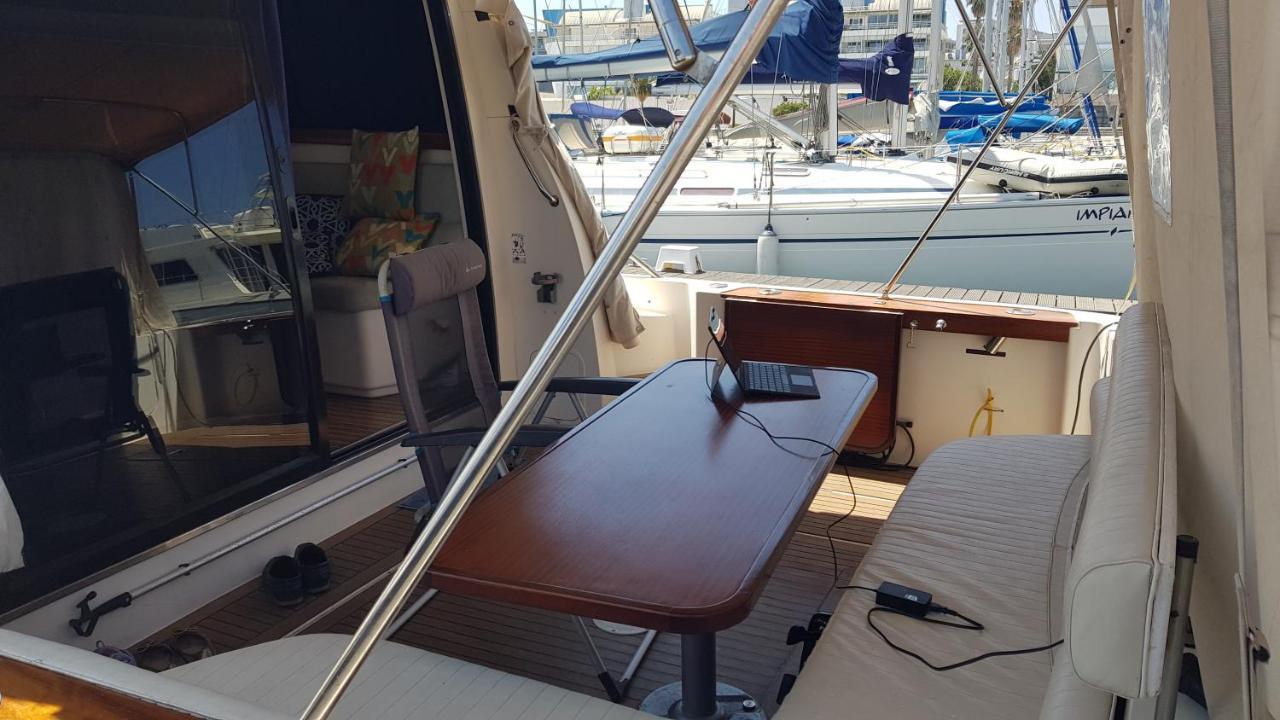 Private yacht all confort: we love our guests Lissabon Exterior foto