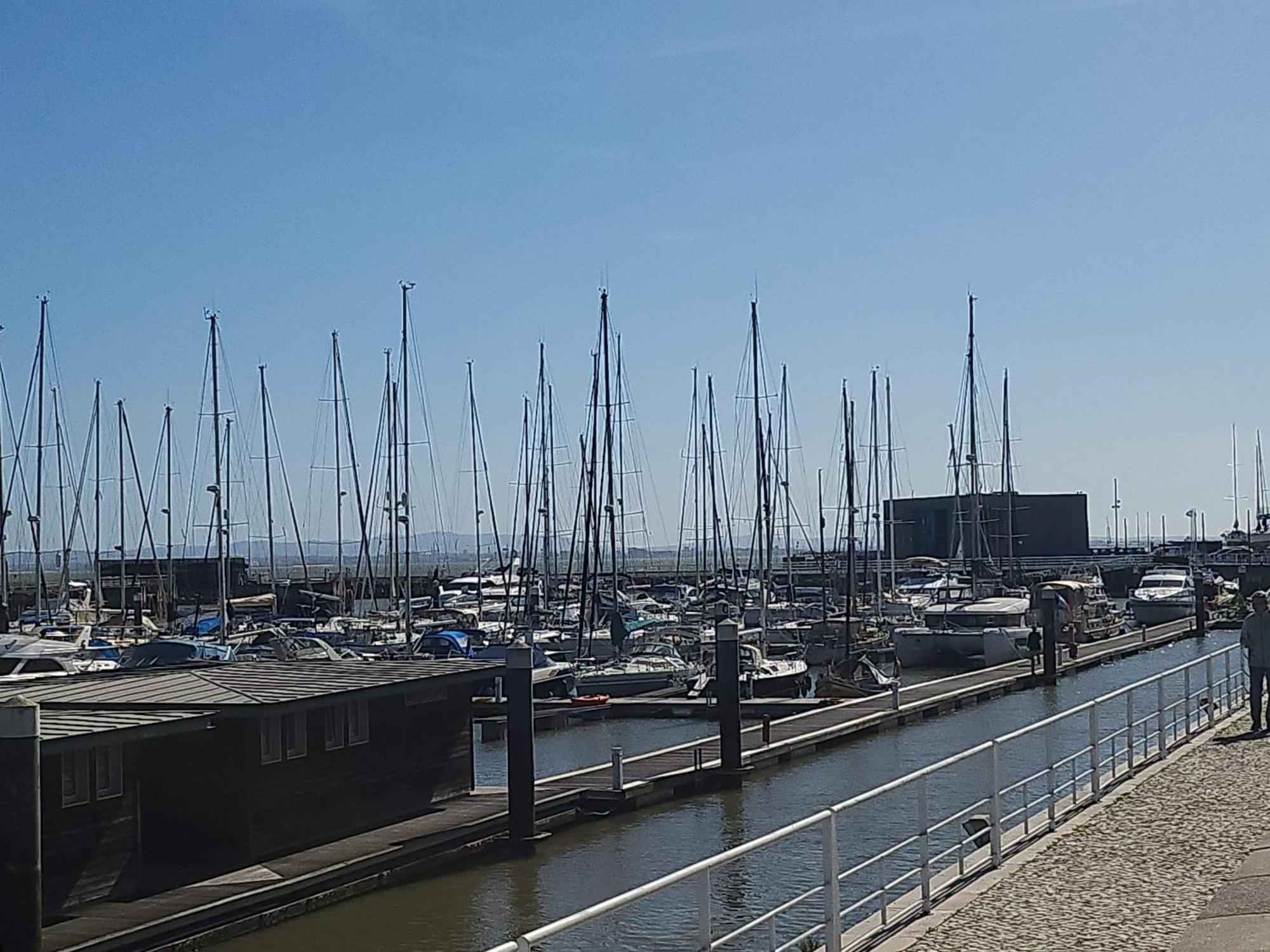 Private yacht all confort: we love our guests Lissabon Exterior foto